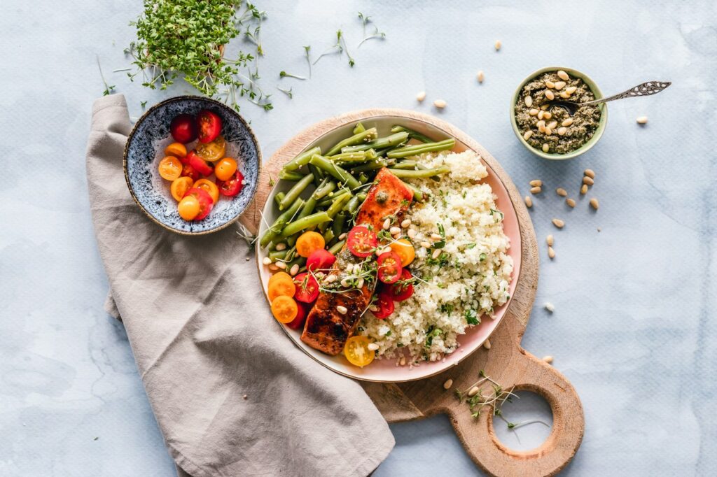 Bunter Gemüsesalat als sättigende Mahlzeit zum Abnehmen ohne Sport