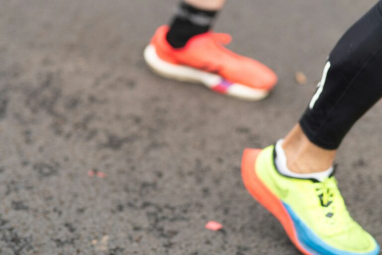 Füße von Läufern in Laufschuhen, Überlastung als Ursache einer Achillessehne Entzündung