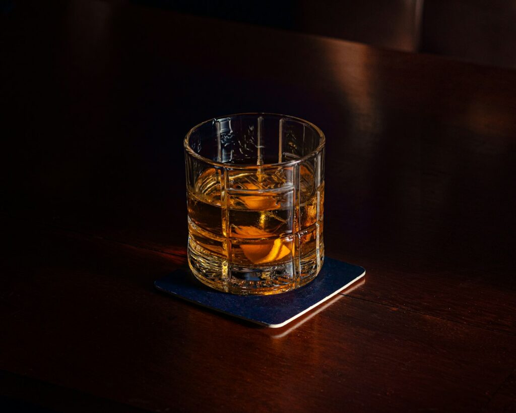 Glas Bier auf Untersetzer als Beispiel für Alkohol Kalorien