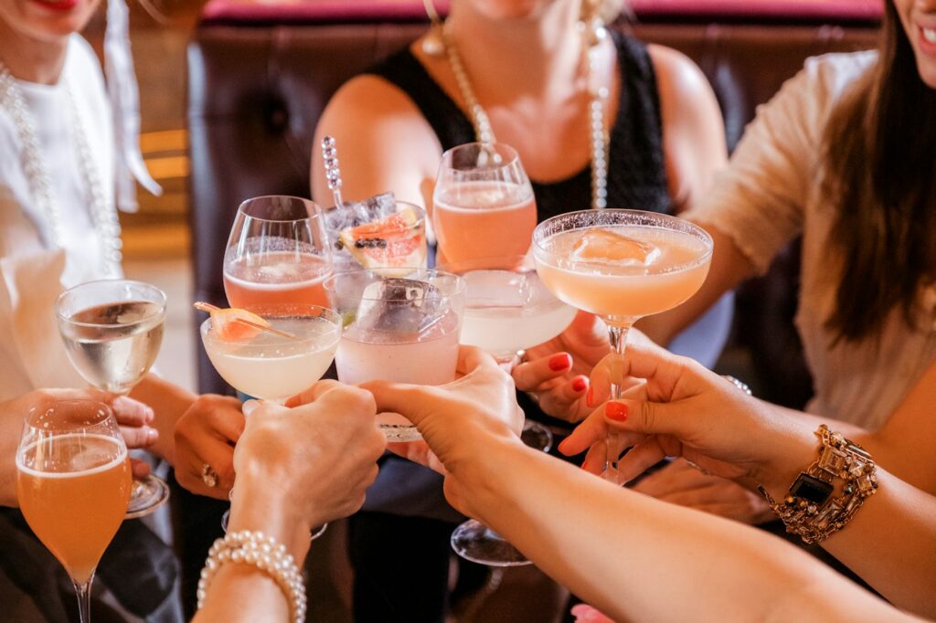 Frau hält ein Weinglas, Alkohol Kalorien bewusst im Blick