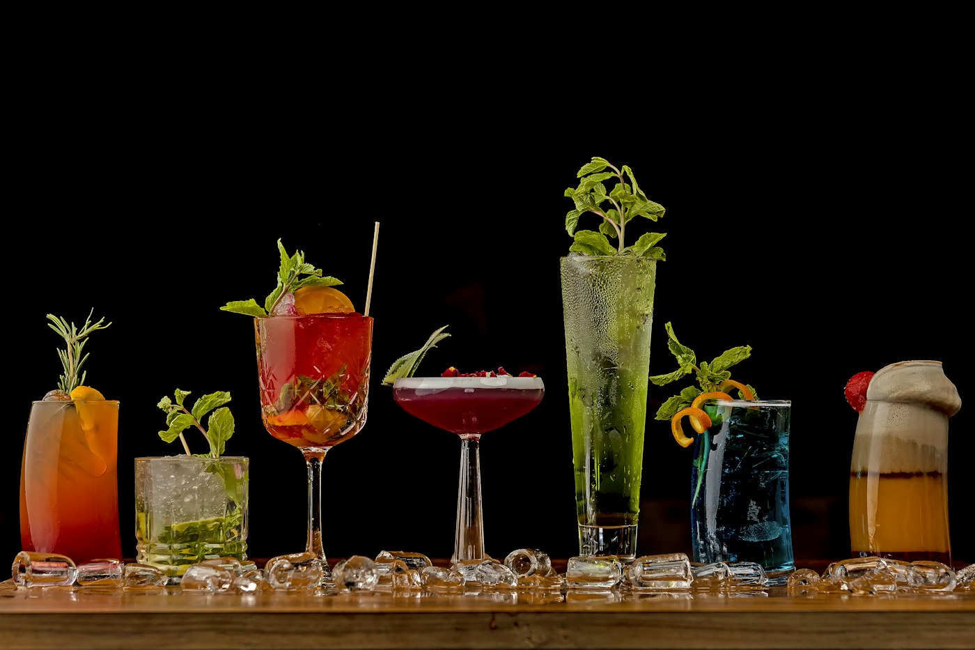 Tisch mit verschiedenen Getränken zum Vergleich der Alkohol Kalorien