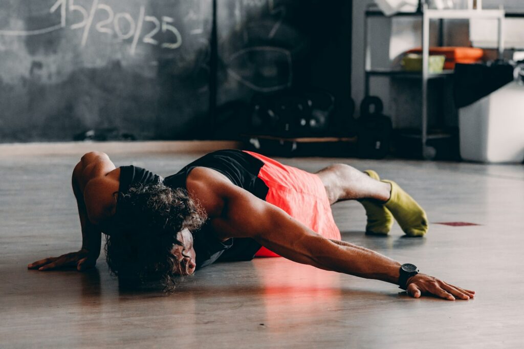 Mann macht Liegestütze auf dem Boden als grundlegende Calisthenics Übungen
