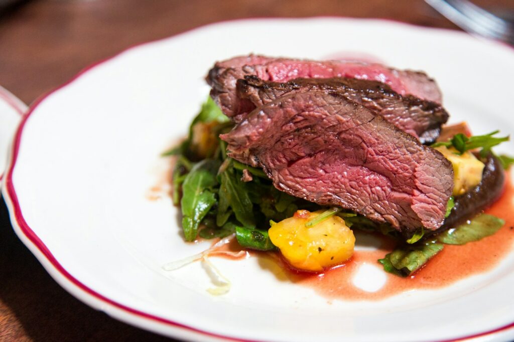 Aufgeschnittenes Steak auf Teller als Beispiel für die Carnivore Diät