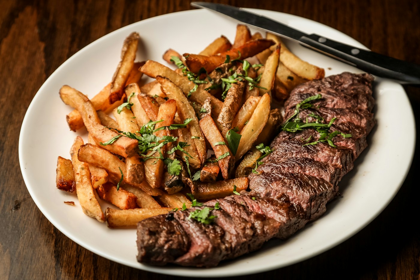 Gegrilltes Fleisch auf weißem Teller als typische Mahlzeit der Carnivore Diät