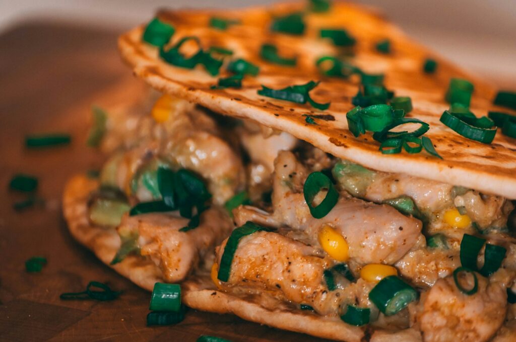 Gerollter Wrap auf Holzbrett, Dürüm als Variante mit eigenen Döner Kalorien