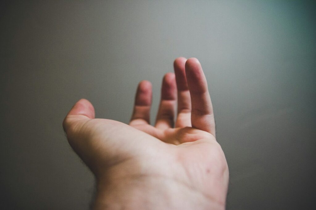 Hände schlafen nachts ein: geöffnete Hand mit sanft gestreckten Fingern