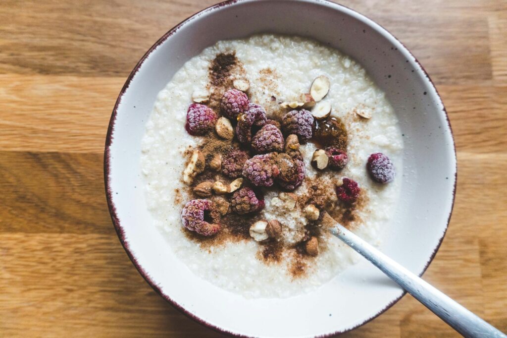 Porridge mit Himbeeren und Nüssen, Haferflocken gesund und lecker kombiniert
