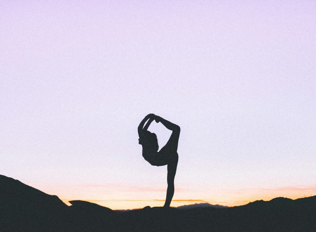 Frau balanciert auf einem Bein im Baum als Hatha Yoga Übung