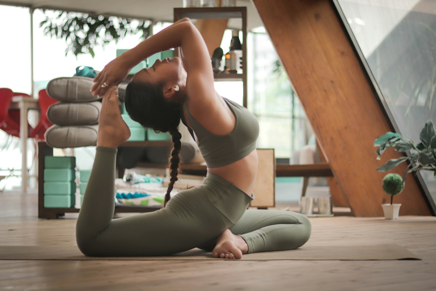 Frau übt Hatha Yoga in einer ruhigen Haltung auf der Matte