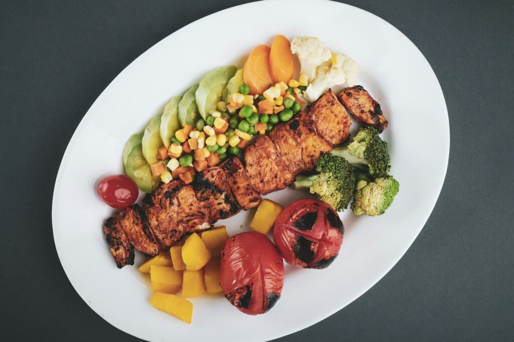 Gegrilltes Fleisch mit Zitrone und Tomaten für High Protein Rezepte am Abend