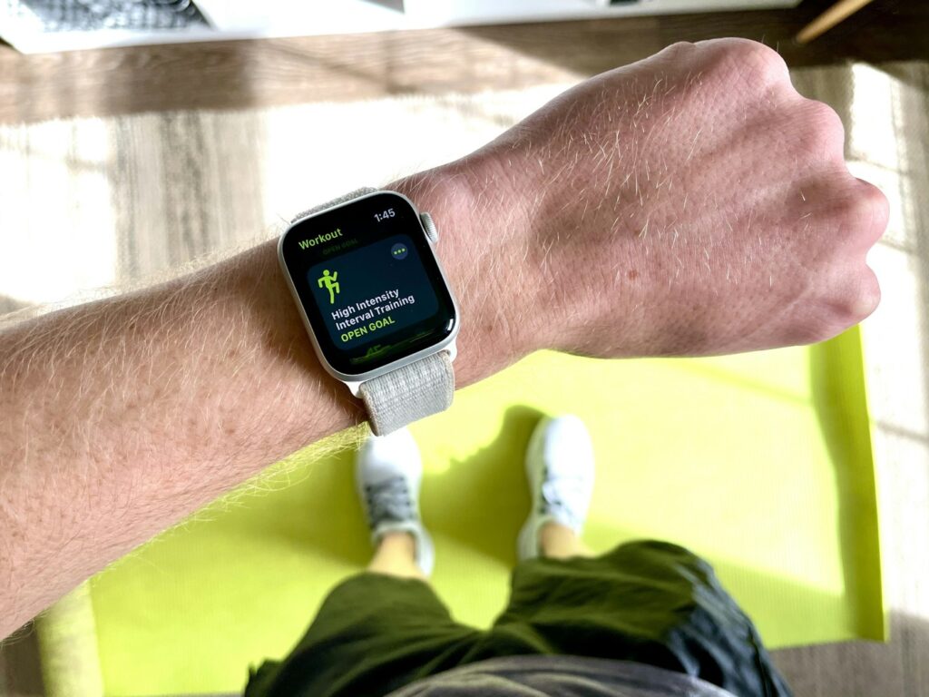 Sportuhr mit weißem Armband zur Pulskontrolle beim HIIT Training