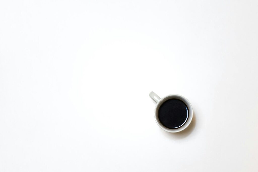 Tasse schwarzer Kaffee von oben, erlaubt in der Fastenzeit beim Intervallfasten 16:8