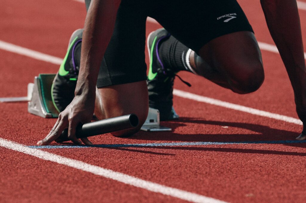 Läufer auf einer Leichtathletikbahn während einer Einheit Intervalltraining Laufen
