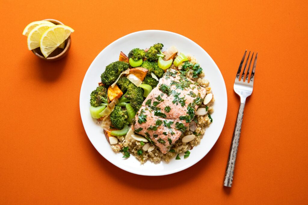 Leichter Teller mit Lachsfilet auf Quinoa und geröstetem Brokkoli