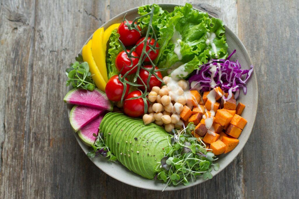 Bunte Salatschüssel mit frischem Gemüse als sättigende Mahlzeit im Kaloriendefizit