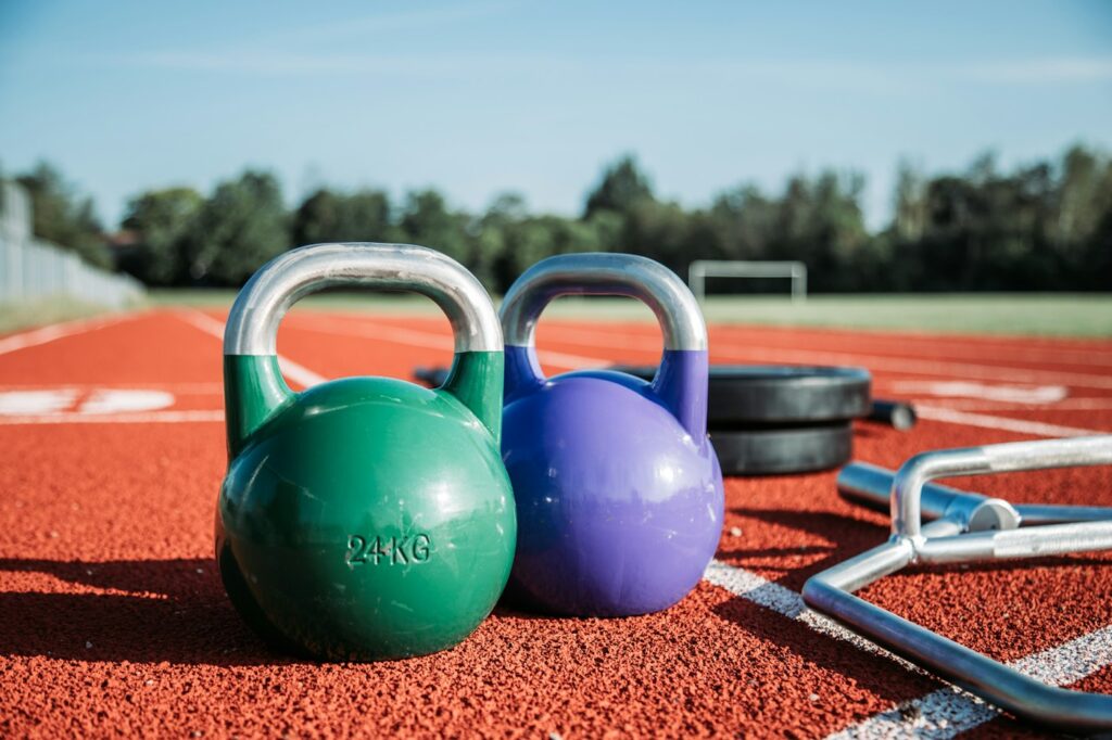 Zwei bunte Kugelhanteln in unterschiedlichen Gewichten für das Kettlebell Training