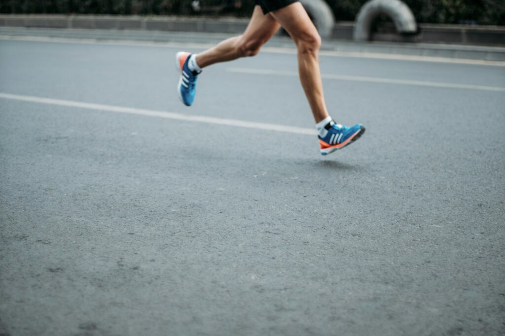 Blau-weiße Laufschuhe als wichtigste Ausrüstung beim Laufen für Anfänger