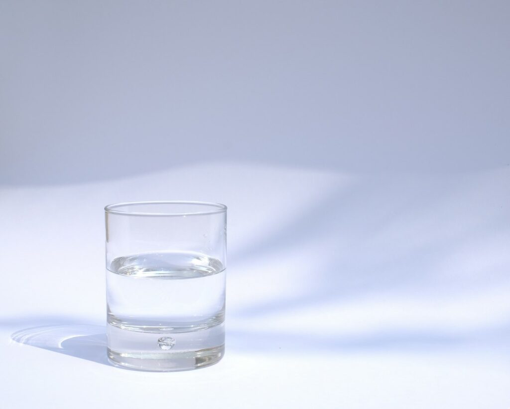 Glas Wasser gegen Flüssigkeitsverlust durch Magen-Darm Symptome wie Durchfall