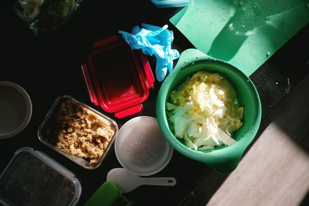 Geschnittenes Gemüse und Zutaten von oben als Vorbereitung für Meal Prep