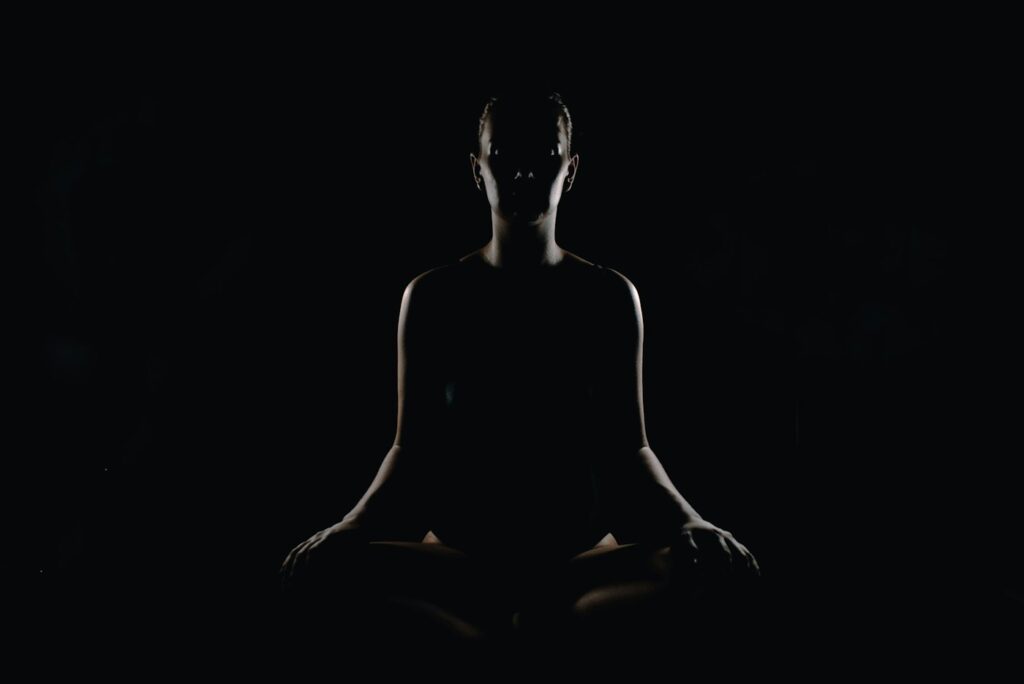 Person im Meditationssitz zeigt die aufrechte Haltung bei Meditation für Anfänger