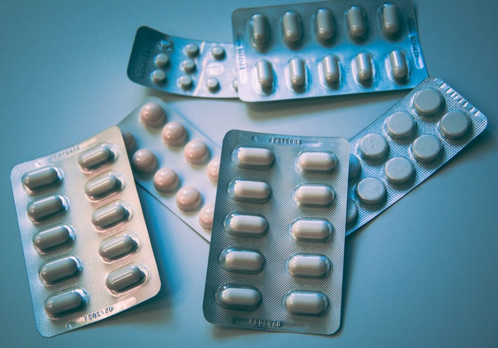 Tabletten im Blister als Hinweis auf Wechselwirkungen von Melatonin mit Magnesium