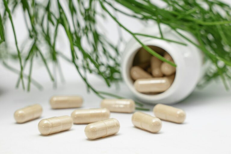 Kapseln fallen aus einer weißen Dose als Symbol für Melatonin mit Magnesium