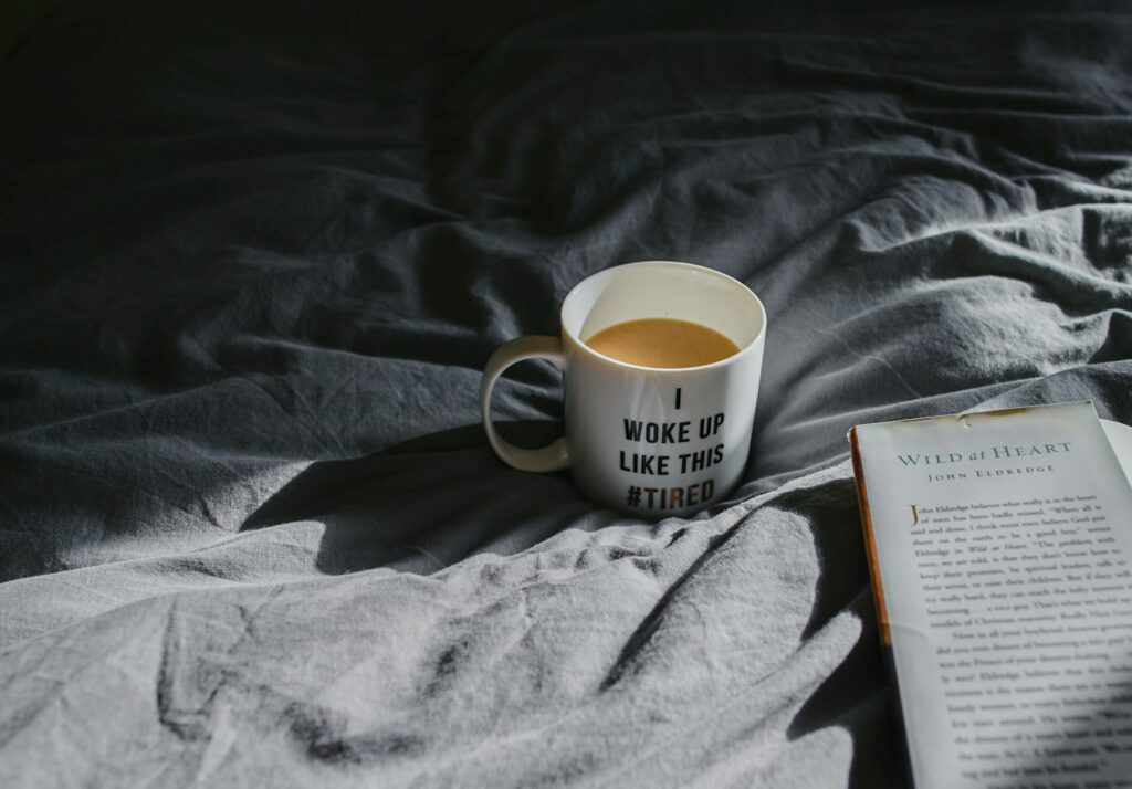 Tasse Tee auf einer Decke am Morgen bei Müdigkeit trotz viel Schlaf