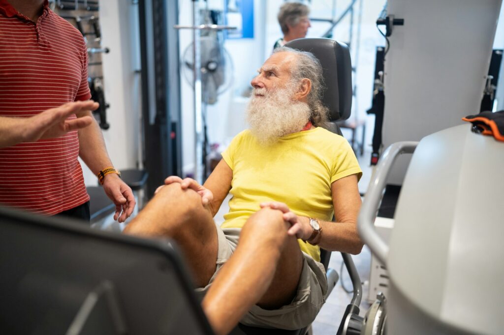 Mann mit weißem Bart im Gym als Beispiel für Muskelaufbau im Alter