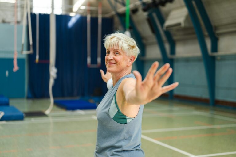 Ältere Frau im Fitnessstudio beim Training für Muskelaufbau im Alter