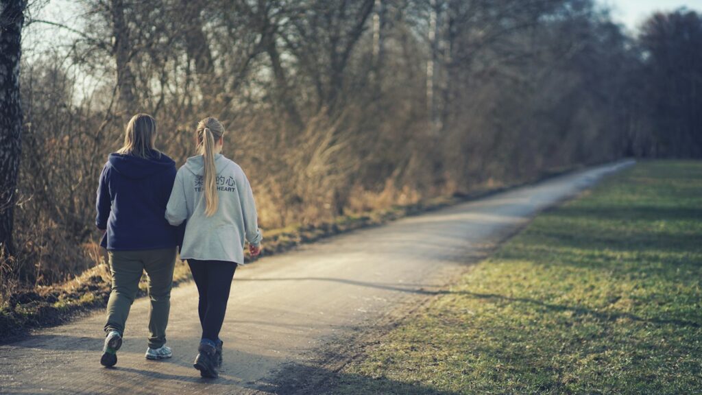Frau beim zügigen Spaziergang: Bewegung hilft, wenn niedriger Blutdruck schlapp macht