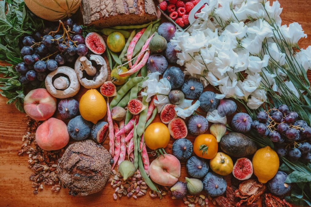 Frisches Obst und Gewürze auf dem Tisch als Zutaten der Paleo Diät