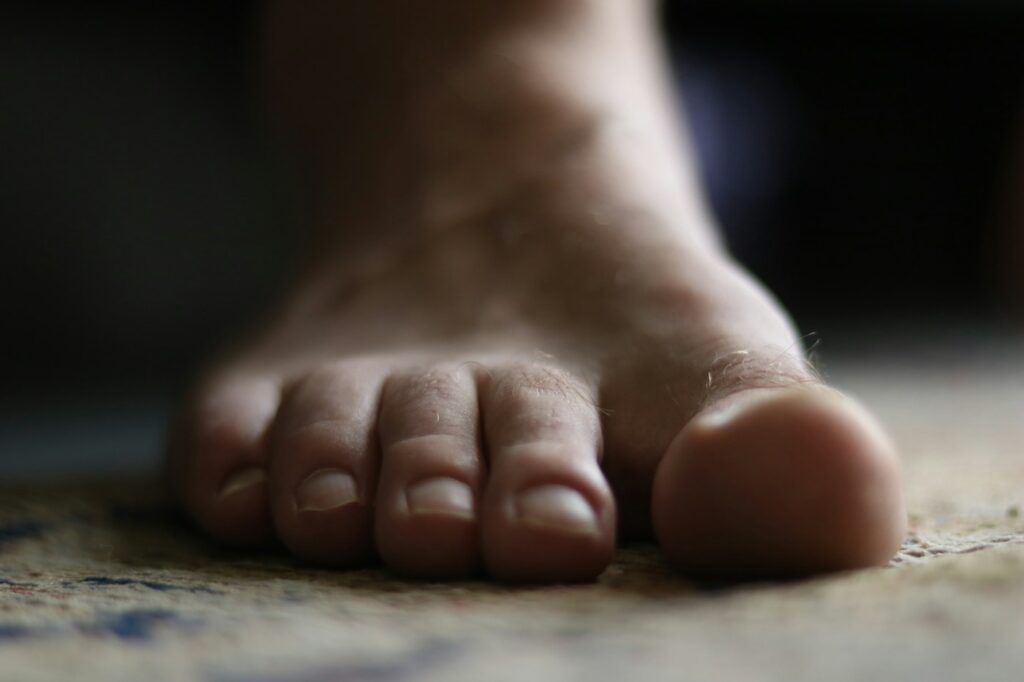 Nackter Fuß auf dem Boden als Ausgangspunkt für Plantarfasziitis Übungen