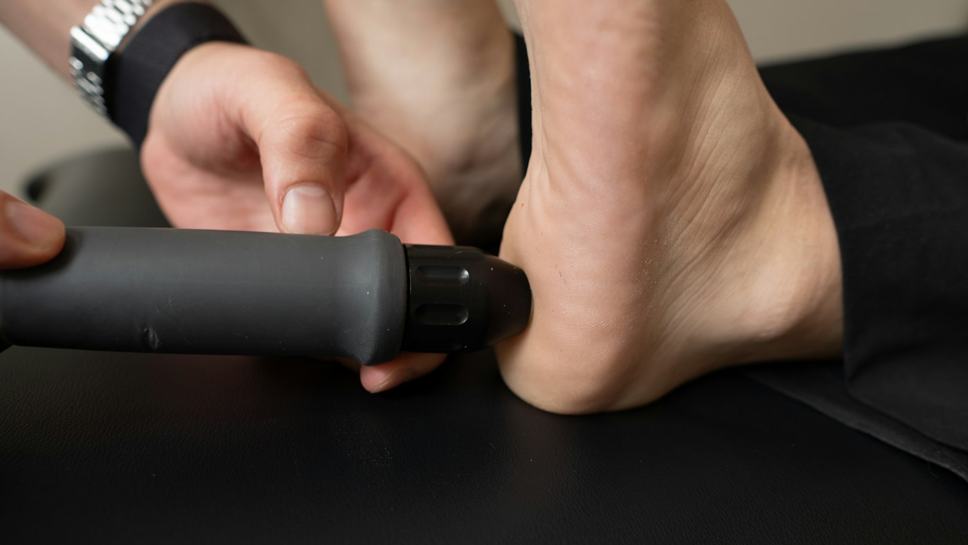 Behandlung der Ferse in der Physiotherapie, ergänzt durch Plantarfasziitis Übungen