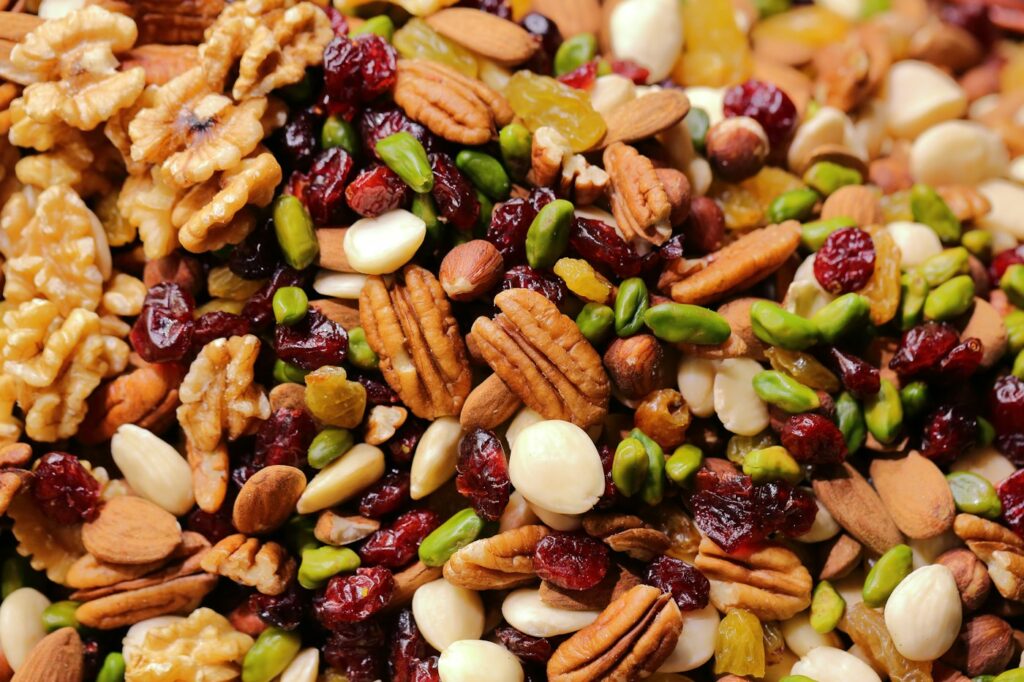 Gemischte Nüsse wie Walnüsse und Mandeln als proteinreiche Lebensmittel für Snacks