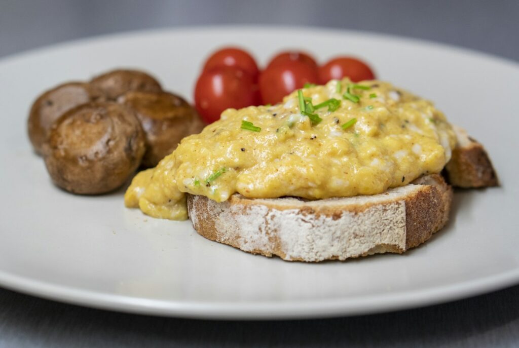 Omelett aus Eiern als einfaches proteinreiches Frühstück auf dem Teller