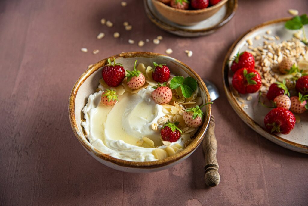 Schale Joghurt mit Erdbeeren als proteinreiches Frühstück ohne Kochen