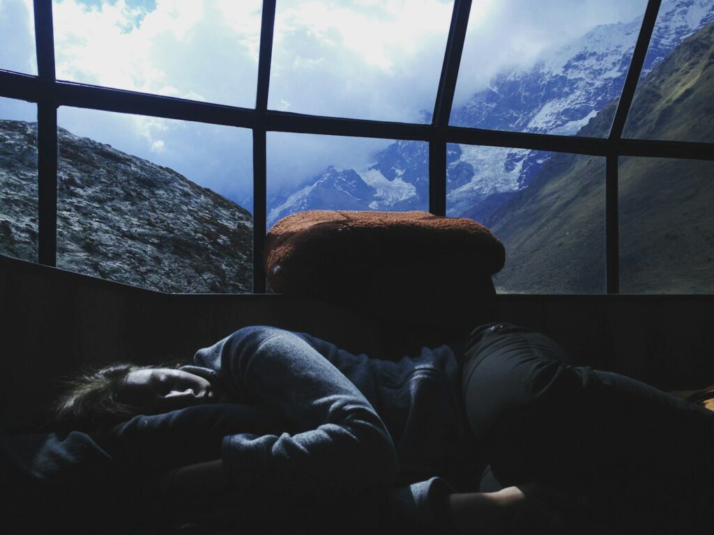 Schlafende Person am Fenster im Morgenlicht, wenn der REM-Schlaf zunimmt