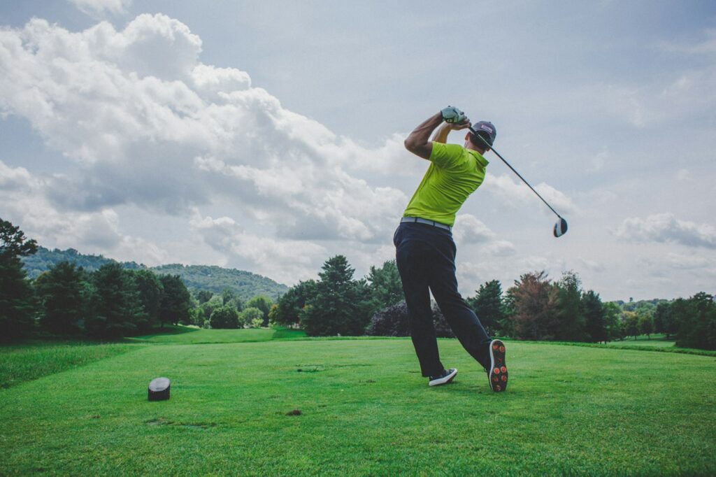 Golfer beim Abschlag, möglicher Auslöser für Schmerzen im Ellenbogen innen