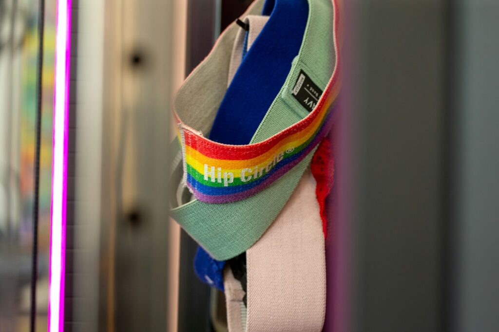 Bunte Widerstandsbänder in verschiedenen Stärken für Theraband Übungen