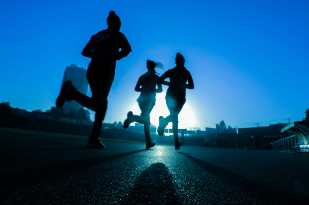 Drei Frauen beim gemeinsamen Dauerlauf im Rahmen ihres Trainingsplan Halbmarathon