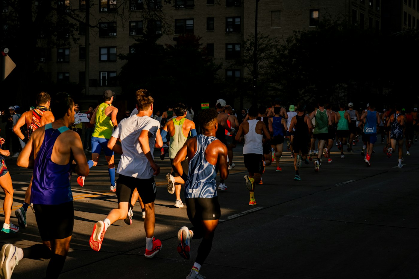 Läuferinnen und Läufer beim Rennen nach ihrem Trainingsplan Halbmarathon