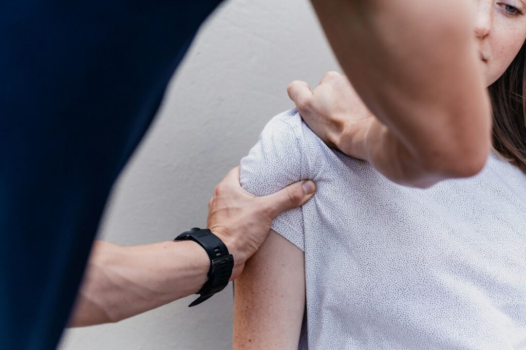 Schulterbehandlung in der Physiotherapie bei Verdacht auf verklebte Faszien