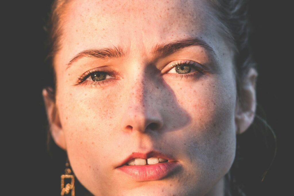 Sonnenstrahlen fallen auf das Gesicht einer Frau – Sonnenlicht beugt Vitamin-D-Mangel vor
